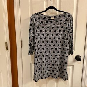 Chico’s black and white size 1 (Medium)) top